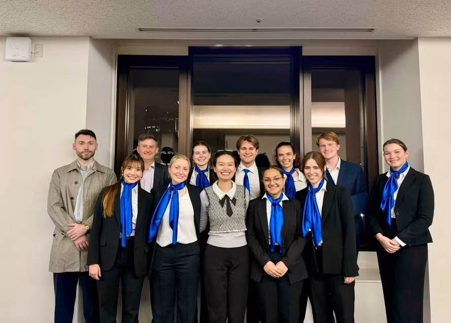 Nữ sinh Bùi Vũ Yến Nhi (hàng đầu, thứ tư từ trái qua) và các thành viên Đội tuyển quốc gia Australia tham gia cuộc thi "Intercollegiate International Arbitration &amp; Negotiation Competition" 2024.