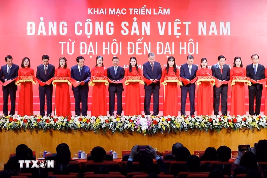 Tổng Bí thư Tô Lâm và các đồng chí lãnh đạo Đảng, Nhà nước cắt băng khai mạc Triển lãm "Đảng Cộng sản Việt Nam - Từ Đại hội đến Đại hội." (Ảnh: Thống Nhất/TTXVN