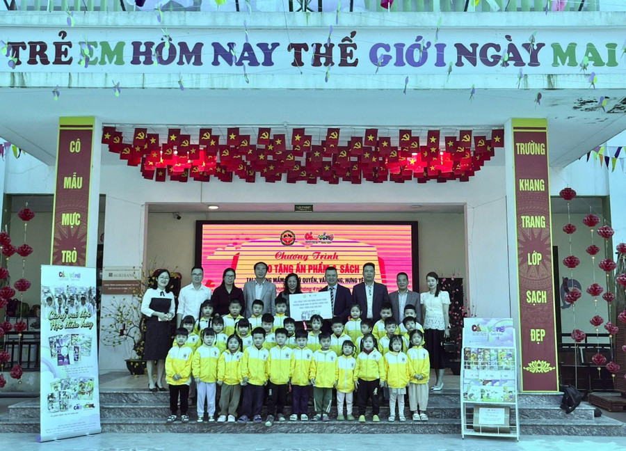 Chương trình “Trao tặng ấn phẩm và sách” của Ấn phẩm Cầu Vồng Tuổi thơ của Báo Giáo dục và Thời đại tại Trường Mầm non Tô Quyền.