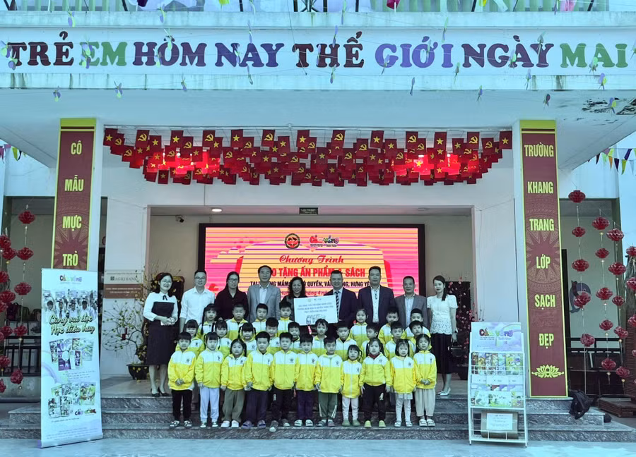 Chương trình “Trao tặng ấn phẩm và sách” của Ấn phẩm Cầu Vồng Tuổi thơ của Báo Giáo dục và Thời đại tại Trường Mầm non Tô Quyền.