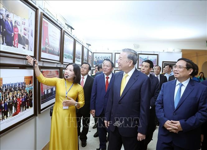 Tổng Bí thư Tô Lâm, Thủ tướng Phạm Minh Chính và các đại biểu xem trưng bày ảnh tại Lễ kỷ niệm. Ảnh: Thống Nhất/TTXVN. Tổng Bí thư Tô Lâm, Thủ tướng Phạm Minh Chính và các đại biểu xem trưng bày ảnh tại Lễ kỷ niệm. Ảnh: Thống Nhất/TTXVN.