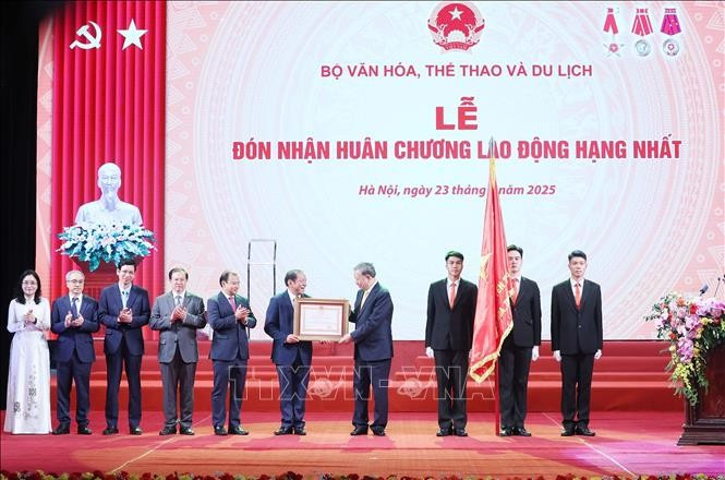 Tổng Bí thư Tô Lâm trao tặng Huân chương Lao động hạng Nhất cho Bộ Văn hóa, Thể thao và Du lịch. Ảnh: Thống Nhất/TTXVN. Tổng Bí thư Tô Lâm trao tặng Huân chương Lao động hạng Nhất cho Bộ Văn hóa, Thể thao và Du lịch. Ảnh: Thống Nhất/TTXVN.