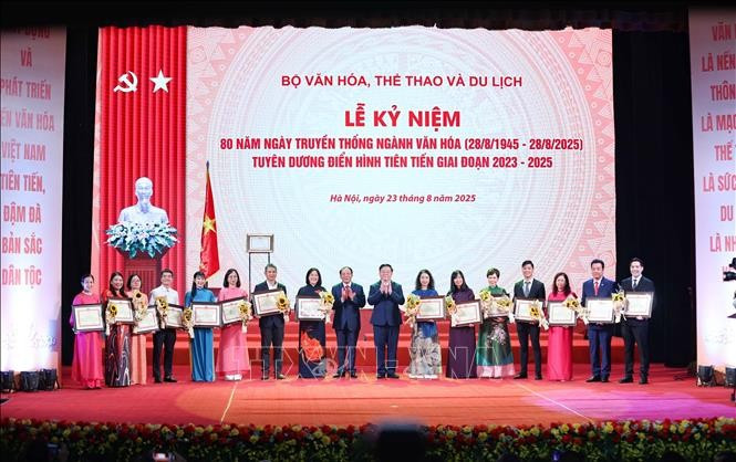80 gương điển hình tiên tiến trong lĩnh vực văn hóa, thông tin, thể thao và du lịch được tuyên dương, khen thưởng tại buổi lễ. Ảnh: Thanh Tùng/TTXVN. 80 gương điển hình tiên tiến trong lĩnh vực văn hóa, thông tin, thể thao và du lịch được tuyên dương, khen thưởng tại buổi lễ. Ảnh: Thanh Tùng/TTXVN.