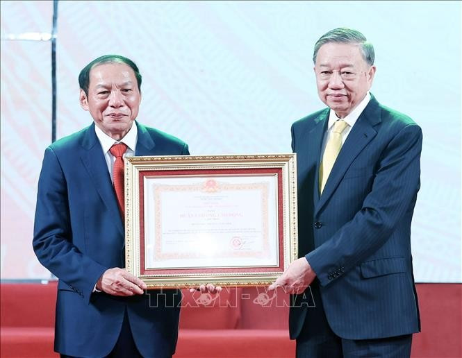 Tổng Bí thư Tô Lâm trao tặng Huân chương Lao động hạng Nhất cho Bộ Văn hóa, Thể thao và Du lịch. Ảnh: Thống Nhất/TTXVN. Tổng Bí thư Tô Lâm trao tặng Huân chương Lao động hạng Nhất cho Bộ Văn hóa, Thể thao và Du lịch. Ảnh: Thống Nhất/TTXVN.