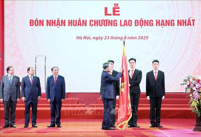 Tổng Bí thư Tô Lâm trao tặng Huân chương Lao động hạng Nhất cho Bộ Văn hóa, Thể thao và Du lịch. Ảnh: Thống Nhất/TTXVN. Tổng Bí thư Tô Lâm trao tặng Huân chương Lao động hạng Nhất cho Bộ Văn hóa, Thể thao và Du lịch. Ảnh: Thống Nhất/TTXVN.