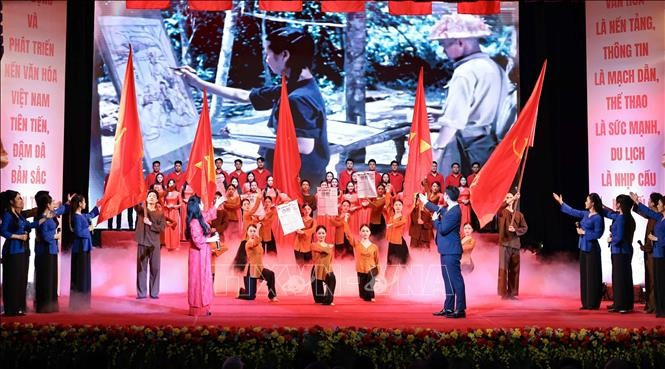 Biểu diễn văn nghệ chào mừng. Ảnh: Thanh Tùng/TTXVN. Biểu diễn văn nghệ chào mừng. Ảnh: Thanh Tùng/TTXVN.