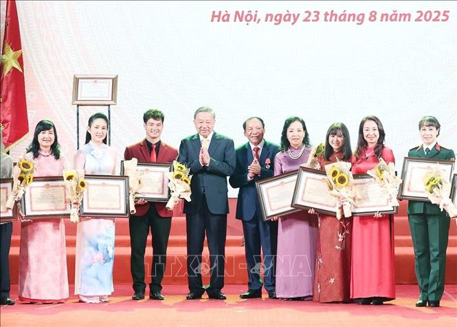 Tổng Bí thư Tô Lâm tặng hoa, Bộ trưởng Bộ Văn hoá Thể thao và Du lịch Nguyễn Văn Hùng tặng Bằng khen cho các cá nhân có thành tích xuất sắc. Ảnh: Thống Nhất/TTXVN. Tổng Bí thư Tô Lâm tặng hoa, Bộ trưởng Bộ Văn hoá Thể thao và Du lịch Nguyễn Văn Hùng tặng Bằng khen cho các cá nhân có thành tích xuất sắc. Ảnh: Thống Nhất/TTXVN.