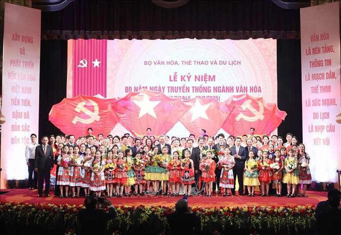 Tổng Bí thư Tô Lâm, Thủ tướng Phạm Minh Chính và các nghệ sĩ. Ảnh: Thống Nhất/TTXVN. Tổng Bí thư Tô Lâm, Thủ tướng Phạm Minh Chính và các nghệ sĩ. Ảnh: Thống Nhất/TTXVN.