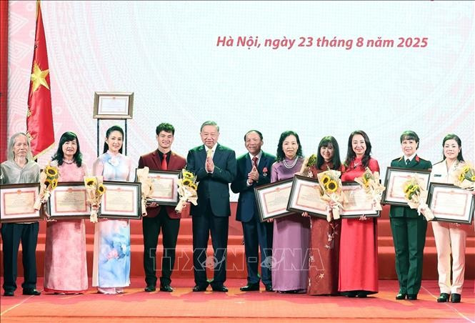 Tổng Bí thư Tô Lâm tặng hoa, Bộ trưởng Bộ Văn hoá, Thể thao và Du lịch Nguyễn Văn Hùng tặng Bằng khen cho các cá nhân có thành tích xuất sắc. Ảnh: Thống Nhất/TTXVN. Tổng Bí thư Tô Lâm tặng hoa, Bộ trưởng Bộ Văn hoá, Thể thao và Du lịch Nguyễn Văn Hùng tặng Bằng khen cho các cá nhân có thành tích xuất sắc. Ảnh: Thống Nhất/TTXVN.