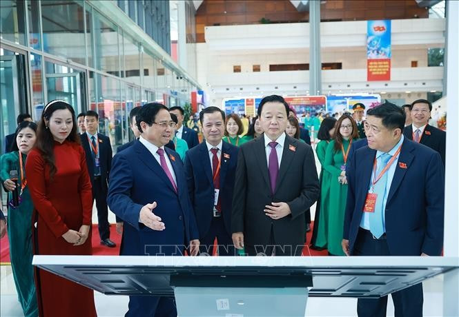 Thủ tướng Phạm Minh Chính và các đại biểu tham quan trưng bày thành tựu phát triển khoa học, công nghệ và đổi mới sáng tạo. Ảnh: Dương Giang/ TTXVN Thủ tướng Phạm Minh Chính và các đại biểu tham quan trưng bày thành tựu phát triển khoa học, công nghệ và đổi mới sáng tạo. Ảnh: Dương Giang/ TTXVN