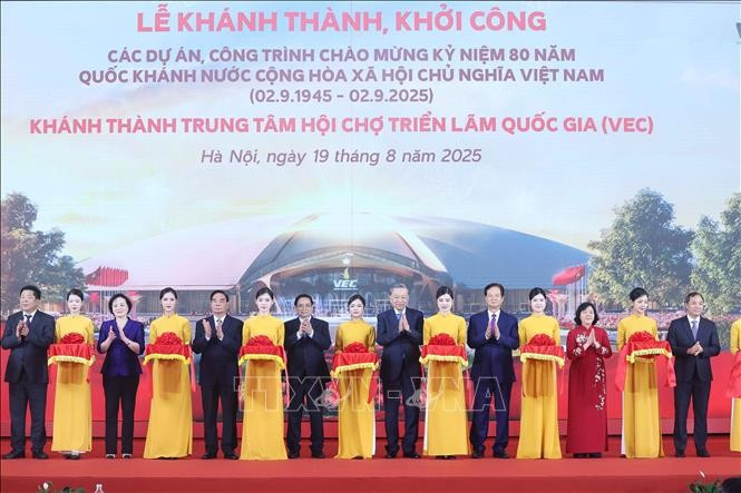 Tổng Bí thư Tô Lâm và Thủ tướng Phạm Minh Chính và các đại biểu khởi công, khánh thành các dự án, công trình trên 34 tỉnh, thành phố trên cả nước. (Ảnh: Thống Nhất/TTXVN) Tổng Bí thư Tô Lâm và Thủ tướng Phạm Minh Chính và các đại biểu khởi công, khánh thành các dự án, công trình trên 34 tỉnh, thành phố trên cả nước. (Ảnh: Thống Nhất/TTXVN)