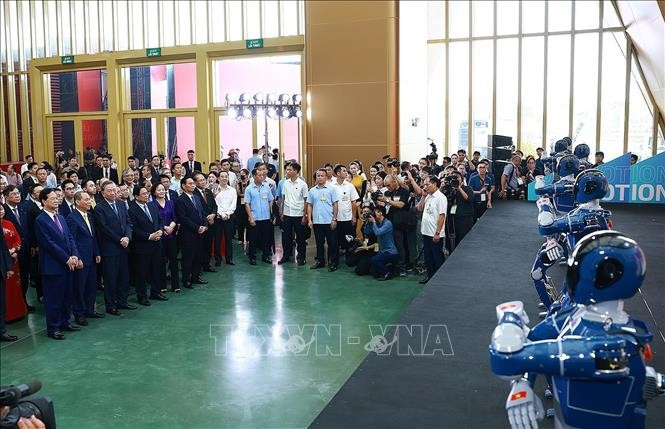 Tổng Bí thư Tô Lâm và Thủ tướng Phạm Minh Chính tham quan trưng bày thành tựu của đất nước tại Trung tâm Triển lãm Việt Nam. (Ảnh: Dương Giang/TTXVN) Tổng Bí thư Tô Lâm và Thủ tướng Phạm Minh Chính tham quan trưng bày thành tựu của đất nước tại Trung tâm Triển lãm Việt Nam. (Ảnh: Dương Giang/TTXVN)