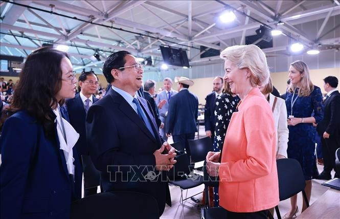 Thủ tướng Phạm Minh Chính gặp Chủ tịch Ủy ban châu Âu Ursula von der Leyen. (Ảnh: Dương Giang/TTXVN) Thủ tướng Phạm Minh Chính gặp Chủ tịch Ủy ban châu Âu Ursula von der Leyen. (Ảnh: Dương Giang/TTXVN)