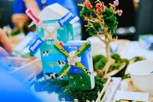 Những chiếc vỏ hộp sữa Vinamilk được “tái sinh” thành những mô hình xinh xắn. (Ảnh: Minh Anh)