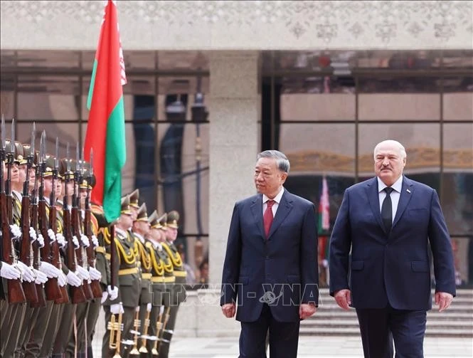 Tổng Bí thư Tô Lâm và Tổng thống Belarus Aleksandr Lukashenko duyệt Đội danh dự. (Ảnh: Thống Nhất/TTXVN.)