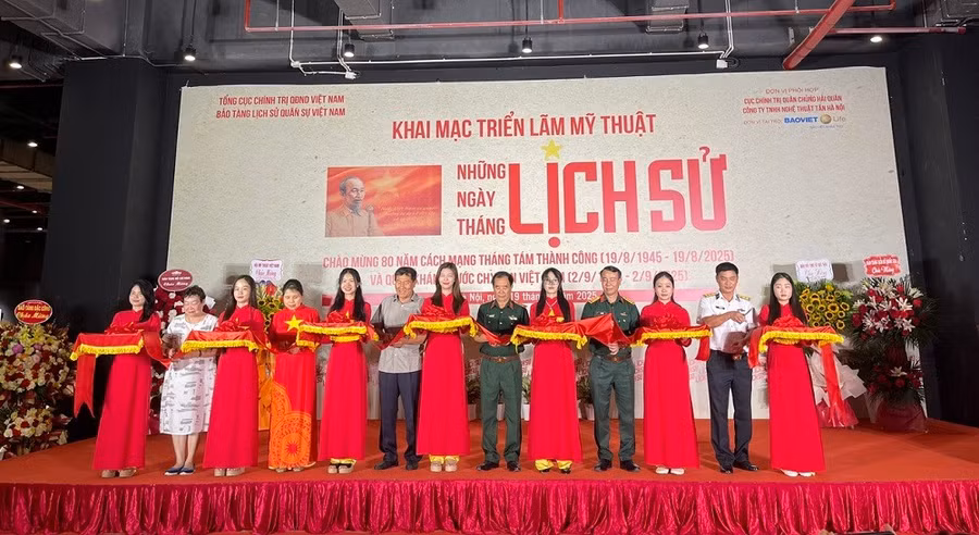 Các đại biểu cắt băng khánh thành.