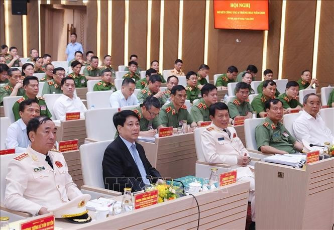 Chủ tịch nước Lương Cường và các đại biểu dự Hội nghị sơ kết công tác 6 tháng đầu năm 2025 của Bộ Công an. (Ảnh: Lâm Khánh/TTXVN)