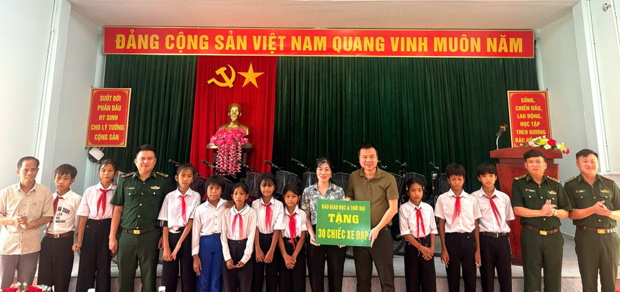 Nhà báo Triệu Ngọc Lâm cùng lãnh đạo Đồn Biên phòng cửa khẩu quốc tế La Lay trao xe đạp cho học sinh nghèo xã biên giới La Lay.