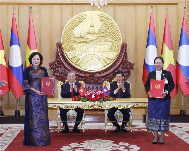 Tổng Bí thư Tô Lâm và Tổng Bí thư, Chủ tịch nước Lào Thongloun Sisoulith chứng kiến trao Bản ghi nhớ về hợp tác các hoạt động ngân hàng trọng tâm giai đoạn 2026-2030. Ảnh: Thống Nhất/TTXVN