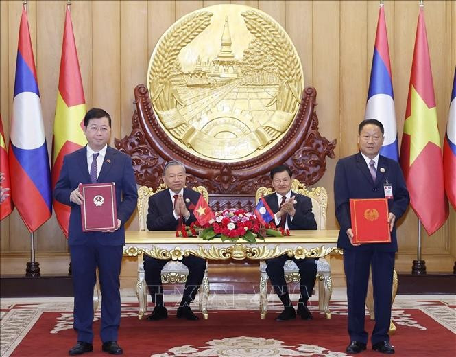 Tổng Bí thư Tô Lâm và Tổng Bí thư, Chủ tịch nước Lào Thongloun Sisoulith chứng kiến trao Thỏa thuận hợp tác giữa Đài Truyền hình Việt Nam và Ban Tuyên huấn Trung ương Đảng Nhân dân Cách mạng Lào. Ảnh: Thống Nhất/TTXVN