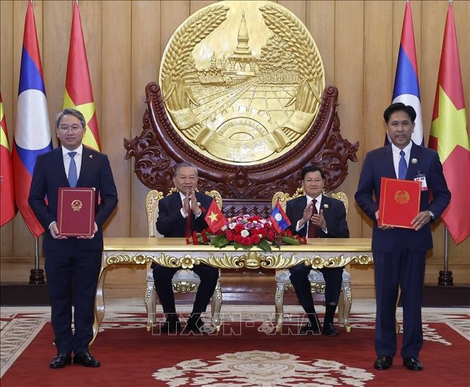 Tổng Bí thư Tô Lâm và Tổng Bí thư, Chủ tịch nước Lào Thongloun Sisoulith chứng kiến trao Thỏa thuận hợp tác giữa Bộ Tư pháp Việt Nam và Bộ Tư pháp Lào giai đoạn 2026 - 2030. Ảnh: Thống Nhất/TTXVN