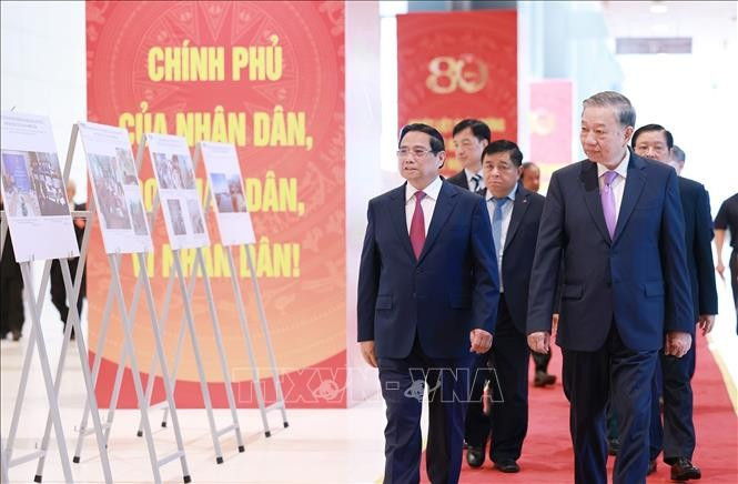 Thủ tướng Phạm Minh Chính đón Tổng Bí thư Tô Lâm đến dự Lễ kỷ niệm 80 năm thành lập Chính phủ. Ảnh: Dương Giang/TTXVN