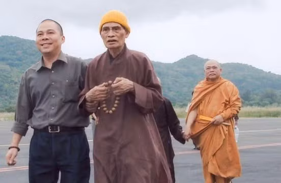 Đệ tam Pháp chủ - Đức Trưởng lão Hoà thượng Thích Phổ Tuệ trong một lần hạ sơn. Phía sau Ngài là Hòa thượng Thích Giác Toàn. Bên cạnh Ngài là Cư sĩ Từ Vân (tức ông Phạm Nhật Vũ). Cư sĩ Từ Vân - Phạm Nhật Vũ là học trò thân cận, là thị giả của Ngài trong nhiều hành trình. Ảnh tư liệu