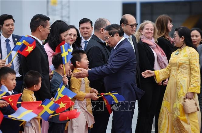 Cán bộ nhân viên Đại sứ quán và cộng đồng người Việt đón Thủ tướng Phạm Minh Chính và Phu nhân tại Sân bay quốc tế Arlanda. (Ảnh: Dương Giang/TTXVN) Cán bộ nhân viên Đại sứ quán và cộng đồng người Việt đón Thủ tướng Phạm Minh Chính và Phu nhân tại Sân bay quốc tế Arlanda. (Ảnh: Dương Giang/TTXVN)