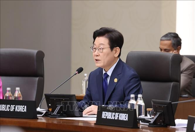 Tổng thống Hàn Quốc Lee Jae Myung phát biểu khai mạc Hội nghị Cấp cao Diễn đàn Hợp tác kinh tế châu Á - Thái Bình Dương (APEC) lần thứ 32. Ảnh: Lâm Khánh/TTXVN Tổng thống Hàn Quốc Lee Jae Myung phát biểu khai mạc Hội nghị Cấp cao Diễn đàn Hợp tác kinh tế châu Á - Thái Bình Dương (APEC) lần thứ 32. Ảnh: Lâm Khánh/TTXVN