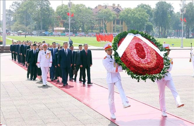 Tổng Bí thư Tô Lâm và Tổng Bí thư, Chủ tịch nước Trung Quốc Tập Cận Bình đặt vòng hoa và vào Lăng viếng Chủ tịch Hồ Chí Minh. (Ảnh: Phạm Kiên/TTXVN)