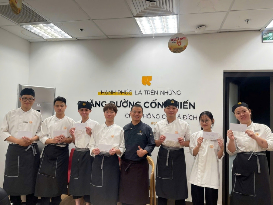 Ngay từ khi còn đi học, sinh viên HTT Master đã được doanh nghiệp ‘đặt hàng’, trả lương và hướng dẫn kỹ năng làm việc chuyên nghiệp. 14.jpg