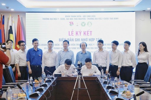 Trường Đại học Y - Dược, Đại học Thái Nguyên ký kết biên bản ghi nhớ hợp tác đào tạo với các đơn vị y tế và đoàn thanh niên – sinh viên khối trường Y. 218-4173.jpg