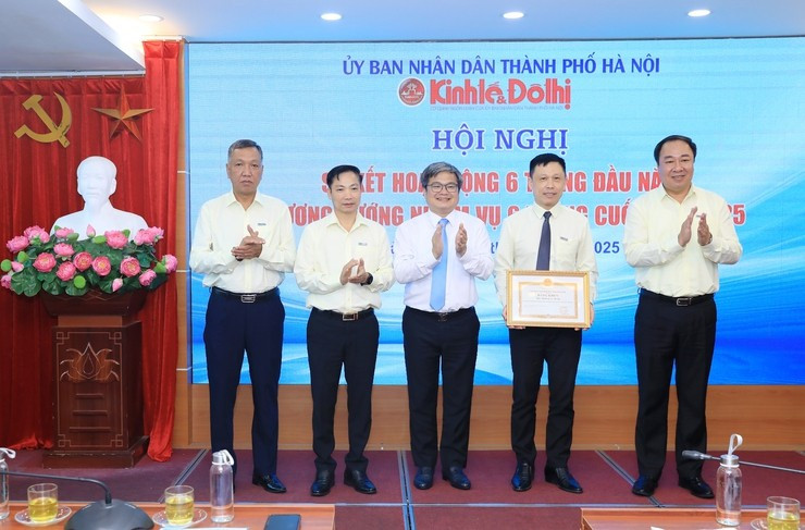 Phó Chủ tịch UBND Thành phố Trương Việt Dũng trao Bằng khen của Chủ tịch UBND Thành phố tặng tập thể Báo Kinh tế và Đô thị Phó Chủ tịch UBND Thành phố Trương Việt Dũng trao Bằng khen của Chủ tịch UBND Thành phố tặng tập thể Báo Kinh tế và Đô thị