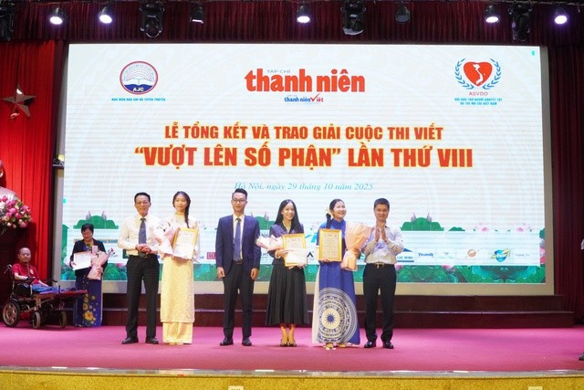 TS Tô Hồng Nam, Phó Cục Trưởng Cục Khoa học và thông tin – Bộ Giáo dục và Đào tạo; ông Hoàng Tuấn Anh, Tổng giám đốc hệ thống Anh ngữ Jaxtina; ông Hoàng Văn Lựợc, Tổng giám đốc điều hành Trường quốc tế MIS trao 3 giải C cho các tác giả Trần Thị Khanh, Vũ Thị Hải Anh, Hoàng Thị Diệp TS Tô Hồng Nam, Phó Cục Trưởng Cục Khoa học và thông tin – Bộ Giáo dục và Đào tạo; ông Hoàng Tuấn Anh, Tổng giám đốc hệ thống Anh ngữ Jaxtina; ông Hoàng Văn Lựợc, Tổng giám đốc điều hành Trường quốc tế MIS trao 3 giải C cho các tác giả Trần Thị Khanh, Vũ Thị Hải Anh, Hoàng Thị Diệp