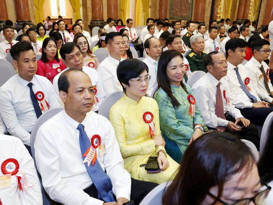 Các nhà báo tiêu biểu toàn quốc tại buổi gặp mặt. (Ảnh: Lâm Khánh/ TTXVN) Các nhà báo tiêu biểu toàn quốc tại buổi gặp mặt. (Ảnh: Lâm Khánh/ TTXVN)
