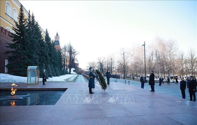 Thủ tướng Phạm Minh Chính đặt hoa tại Đài tưởng niệm Liệt sĩ vô danh Liên bang Nga ở thủ đô Moskva. Ảnh: Dương Giang/TTXVN