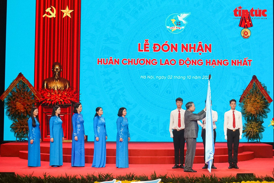 Tổng Bí thư Tô Lâm gắn Huân chương Lao động hạng Nhất lên lá cờ truyền thống của Hội LHPN Việt Nam. Tổng Bí thư Tô Lâm gắn Huân chương Lao động hạng Nhất lên lá cờ truyền thống của Hội LHPN Việt Nam.