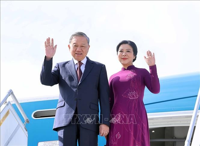 Tổng Bí thư Tô Lâm và Phu nhân đến sân bay quốc tế Gimhae, thành phố Busan, Hàn Quốc. Ảnh: Thống Nhất/TTXVN Tổng Bí thư Tô Lâm và Phu nhân đến sân bay quốc tế Gimhae, thành phố Busan, Hàn Quốc. Ảnh: Thống Nhất/TTXVN
