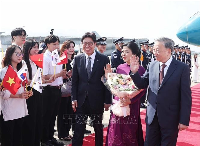 Lễ đón Tổng Bí thư Tô Lâm và Phu nhân tại sân bay quốc tế Gimhae, thành phố Busan, Hàn Quốc. Ảnh: Thống Nhất/TTXVN Lễ đón Tổng Bí thư Tô Lâm và Phu nhân tại sân bay quốc tế Gimhae, thành phố Busan, Hàn Quốc. Ảnh: Thống Nhất/TTXVN