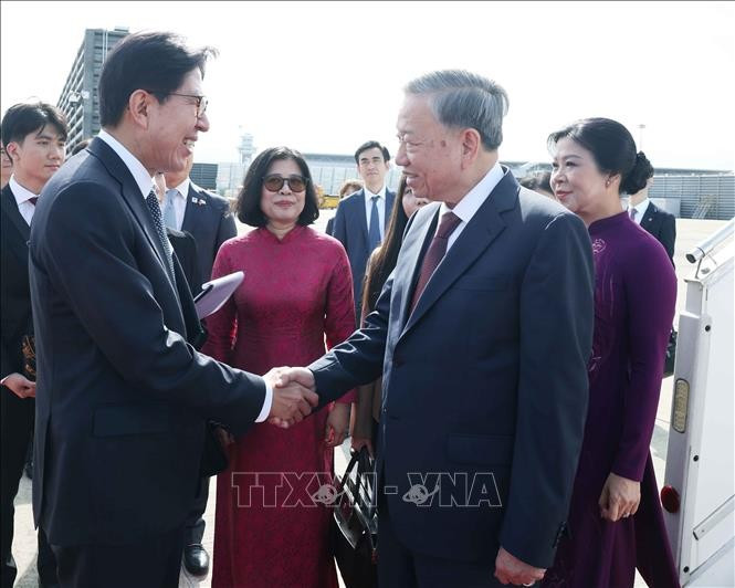 Lãnh đạo thành phố Busan đón Tổng Bí thư Tô Lâm và Phu nhân tại sân bay quốc tế Gimhae. Ảnh: Thống Nhất/TTXVN Lãnh đạo thành phố Busan đón Tổng Bí thư Tô Lâm và Phu nhân tại sân bay quốc tế Gimhae. Ảnh: Thống Nhất/TTXVN