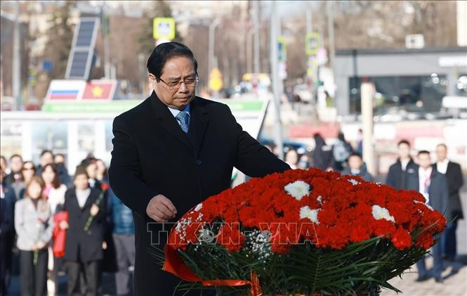 Thủ tướng Phạm Minh Chính dâng hoa tại Tượng đài Chủ tịch Hồ Chí Minh (Quảng trường Hồ Chí Minh) ở Thủ đô Moskva, Liên bang Nga. Ảnh: Dương Giang/TTXVN