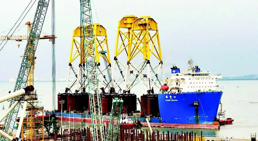 Sản xuất chân đế điện gió ngoài khơi tại cảng PTSC Vũng Tàu. (Ảnh: Hoàng Anh)