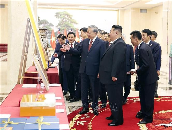 Tổng Bí thư Tô Lâm và Tổng Bí thư, Chủ tịch Quốc vụ Triều Tiên Kim Jong Un trao đổi tặng phẩm. Ảnh: Thống Nhất/ TTXVN Tổng Bí thư Tô Lâm và Tổng Bí thư, Chủ tịch Quốc vụ Triều Tiên Kim Jong Un trao đổi tặng phẩm. Ảnh: Thống Nhất/ TTXVN