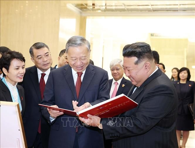 Sau khi kết thúc hội đàm, Tổng Bí thư Tô Lâm trao tặng Tổng Bí thư, Chủ tịch Quốc vụ CHDCND Triều Tiên Kim Jong Un cuốn sách ảnh "Thắm tình hữu nghị Việt Nam - Triều Tiên". Ảnh: Thống Nhất/TTXVN Sau khi kết thúc hội đàm, Tổng Bí thư Tô Lâm trao tặng Tổng Bí thư, Chủ tịch Quốc vụ CHDCND Triều Tiên Kim Jong Un cuốn sách ảnh "Thắm tình hữu nghị Việt Nam - Triều Tiên". Ảnh: Thống Nhất/TTXVN