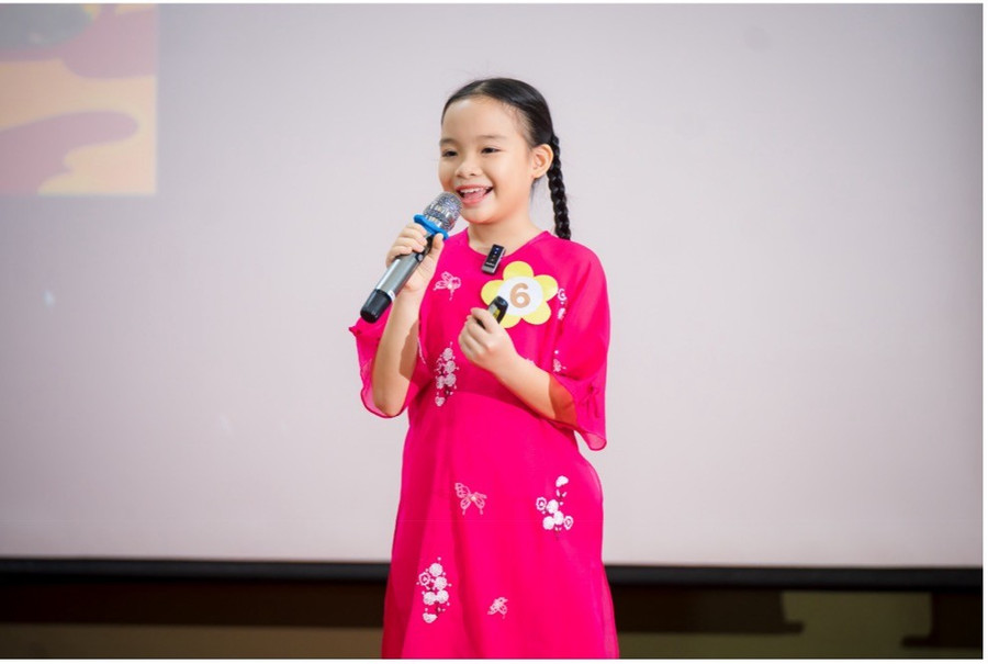 Thí sinh tự tin trình bày phần hùng biện tiếng Anh tại Chung kết Stars Speak 2025 tại Trường Song ngữ Anne Hill.