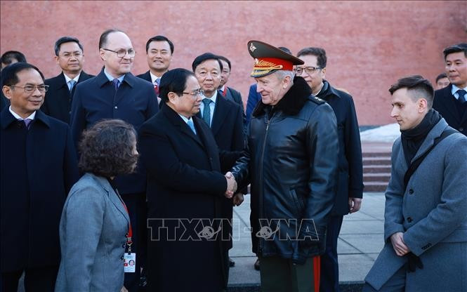 Tư lệnh Quân khu Moskva và Đại diện Bộ Ngoại giao Liên bang Nga đón Thủ tướng Phạm Minh Chính đến đặt hoa tại Đài tưởng niệm Liệt sĩ vô danh Liên bang Nga ở thủ đô Moskva. Ảnh: Dương Giang/TTXVN