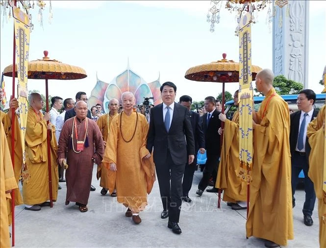 Chủ tịch nước Lương Cường và Trưởng lão hòa thượng Thích Trí Quảng, Pháp chủ Giáo hội Phật giáo Việt Nam dự khai mạc Đại lễ Phật đản Liên hợp quốc - Vesak 2025. Ảnh: Lâm Khánh/TTXVN.