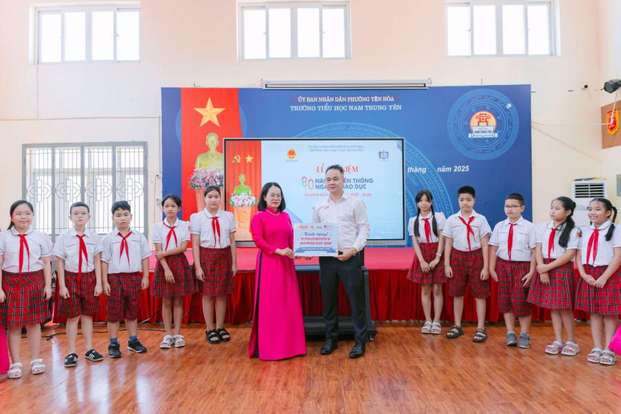 Đại diện Cầu Vồng Tuổi thơ và Elmich Việt Nam trao quà tại Trường Tiểu học Nam Trung Yên (P. Yên Hoà, Hà Nội). 352.jpg
