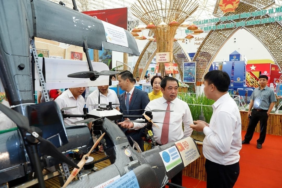 Quyền Bộ trưởng Trần Đức Thắng thăm các mô hình khoa học công nghệ của ngành đã được ứng dụng trong thực tiễn. Ảnh: Khương Trung. Quyền Bộ trưởng Trần Đức Thắng thăm các mô hình khoa học công nghệ của ngành đã được ứng dụng trong thực tiễn. Ảnh: Khương Trung.