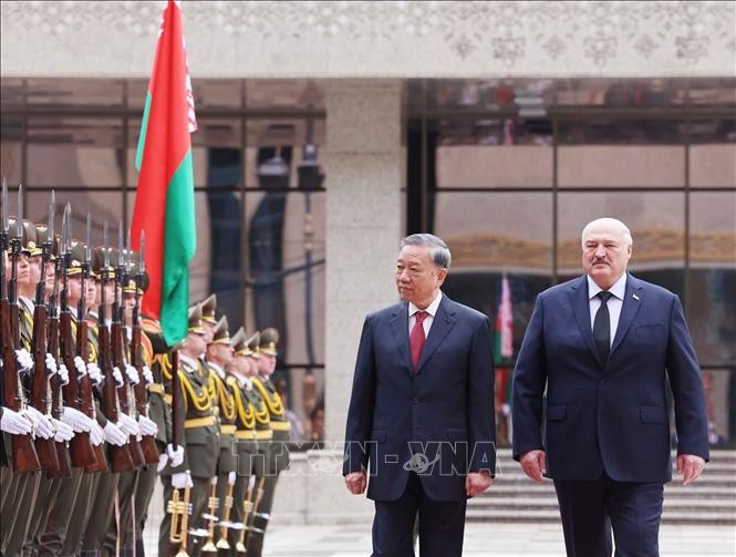Tổng Bí thư Tô Lâm và Tổng thống Belarus Aleksandr Lukashenko duyệt Đội danh dự. (Ảnh: Thống Nhất/TTXVN.)